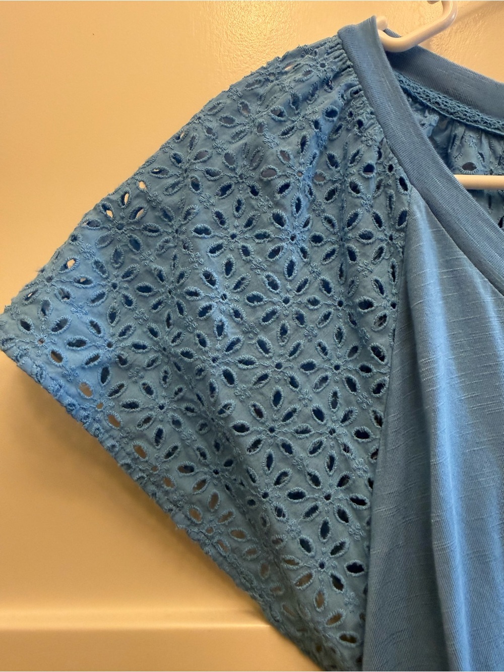 NWT Blue Eyelet Flutter Sleeve V Neck T-Shirt Top Size MEDIUM - Picture 5 of 7
